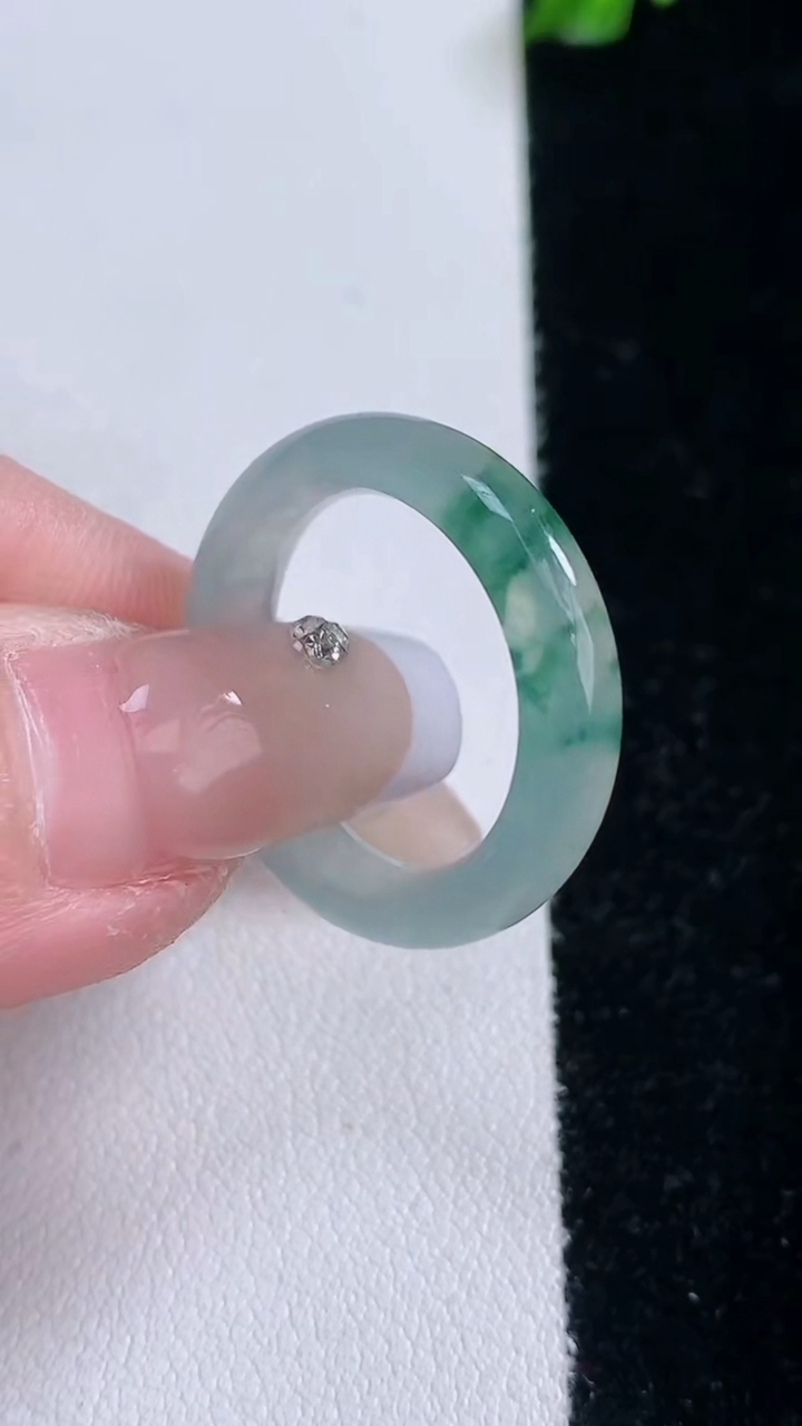 天然A货翡翠冰种飘花指环戒指，尺寸17.5-4.4-3，重量:3.29g2026年3月7日
工厂直销收藏佳品,种好水足，色泽均匀，有种有色，上手高大气！