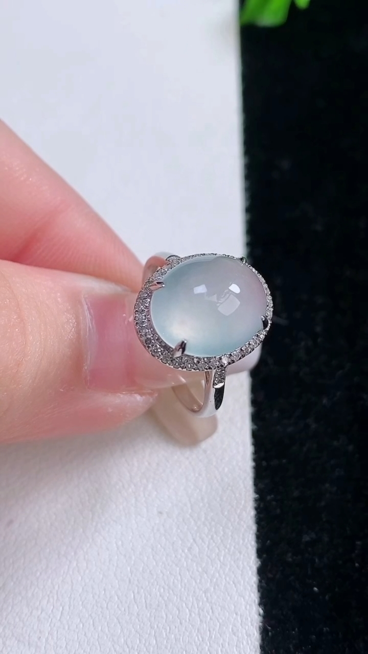 天然A货翡翠种白冰蛋面戒指，尺寸17.6-11.8-8.8-8.4，重量:2.81g2026年3月7日
工厂直销收藏佳品,种好水足，色泽均匀，有种有色，上手高大气！