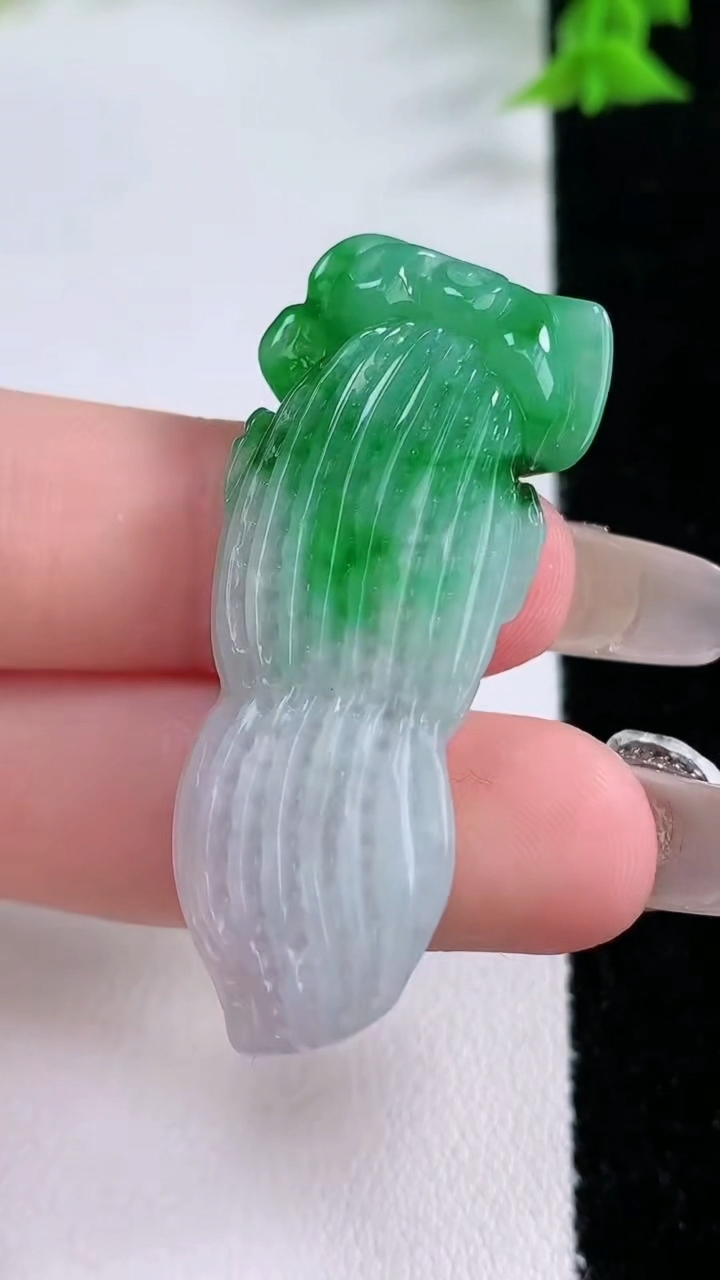 天然A货翡翠花生吊坠，尺寸45.6-17.5-9.4，重量:11.67g
3月7日