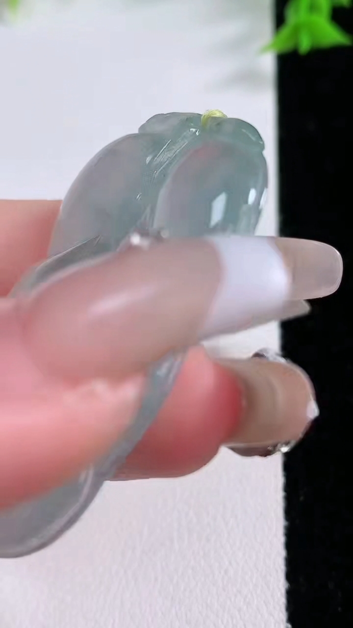 天然A货翡翠金枝玉叶 叶子吊坠，尺寸48-30.6-4.8，重量:15.28g
3月7日