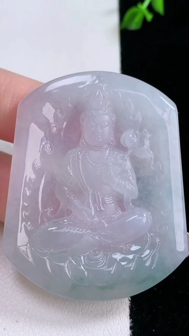 天然A货翡翠飘花大势至菩萨吊坠，尺寸52-41.6-4.8，重量:25.63g
3月7日