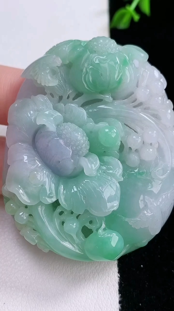 天然A货翡翠鸟语花香吊坠，尺寸56.8-45.3-10.5，重量:60.00g
3月7日