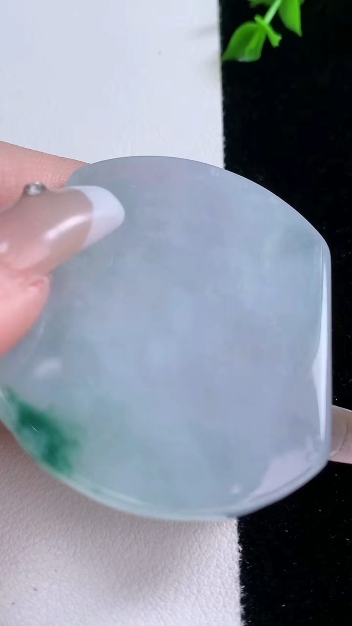 天然A货翡翠飘花千手观音吊坠，尺寸50-43-5.6，重量:26.63g
3月7日