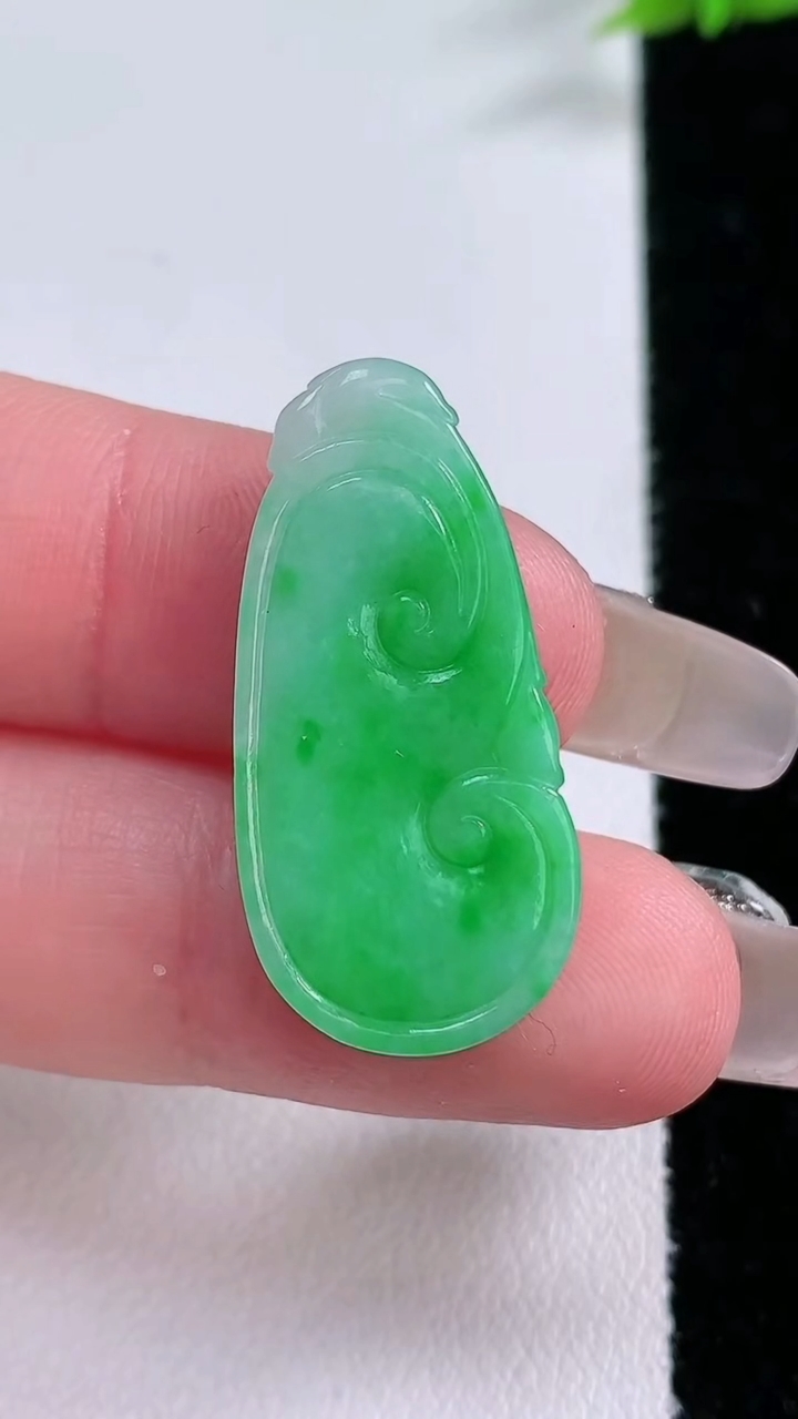 天然A货翡翠如意吊坠，尺寸28.8-14-3.5，重量:3.25g
3月7日