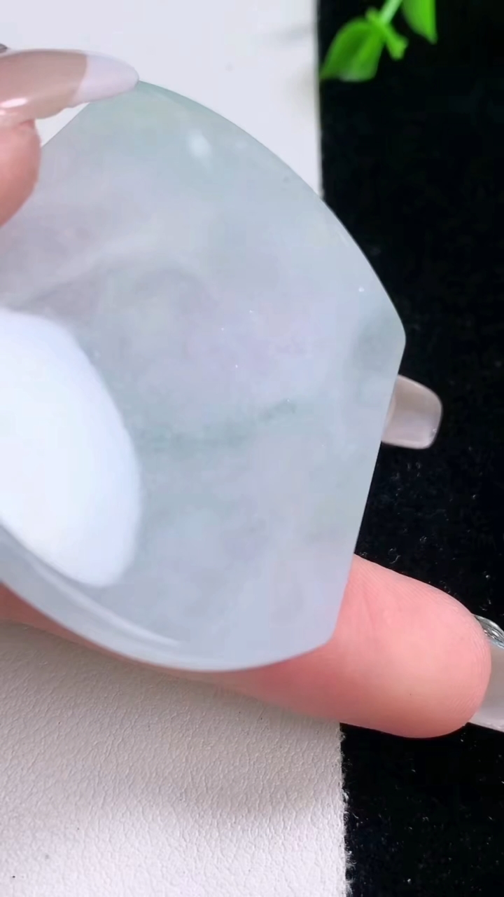 天然A货翡翠阿弥陀佛吊坠，尺寸53.3-42-5，重量:30.00g
3月7日