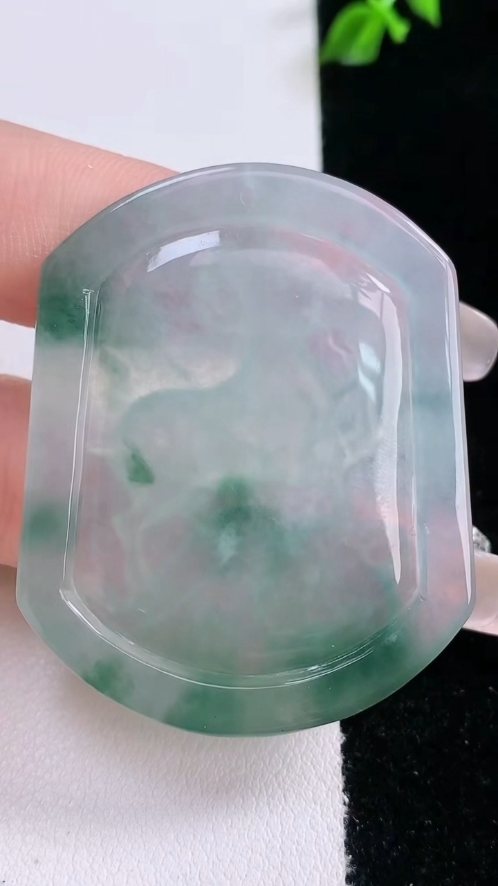 天然A货翡翠飘花生肖羊吊坠，尺寸47-37.7-5，重量:18.98g
3月7日