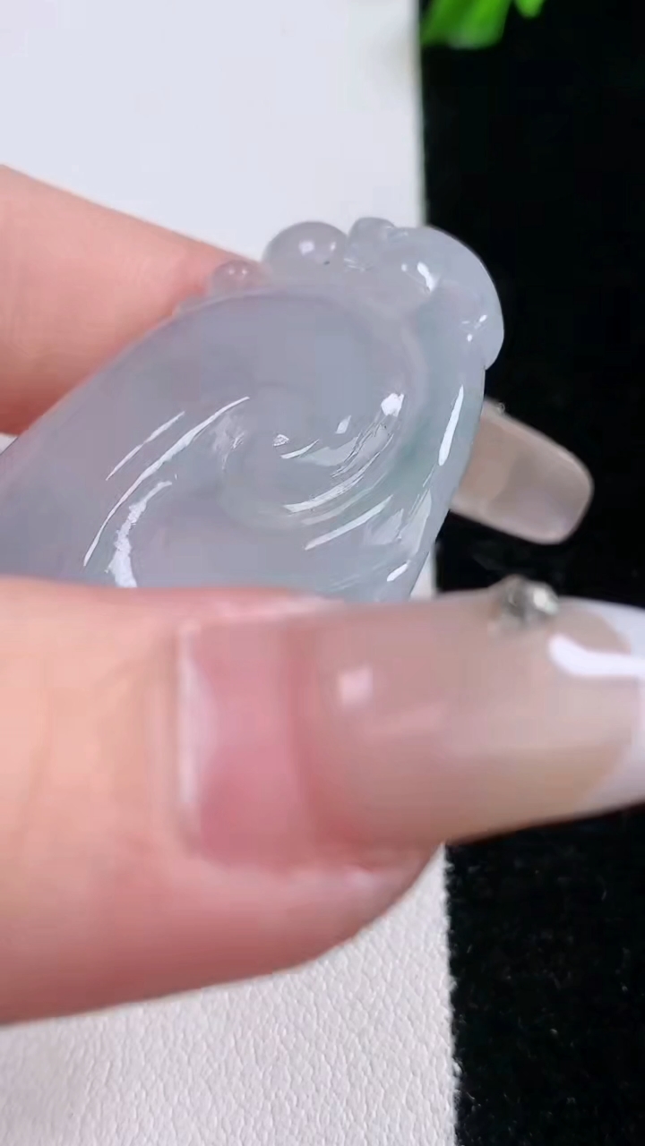 天然A货翡翠如意吊坠，尺寸45.3-28.8-4，重量:10.66g
3月7日