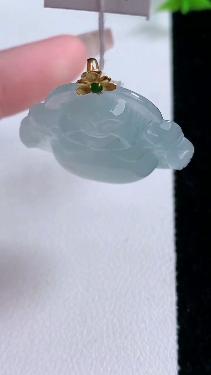 天然A货翡翠种白冰佛公吊坠，尺寸27.3-32-6.6，重量:8.27g
3月7日