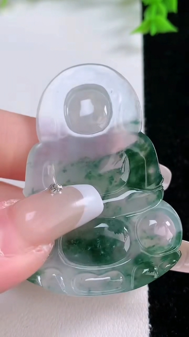 天然A货翡翠种飘花观音菩萨吊坠，尺寸53.6-36.4-5，重量:18.70g
3月7日