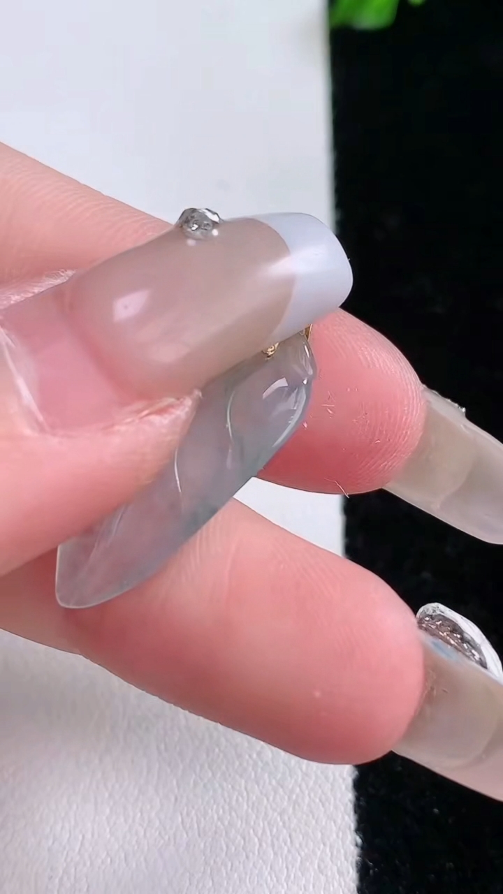 天然A货翡翠种飘花金枝玉叶 叶子吊坠，尺寸23.4-11-2.5，重量:1.46g
3月7日