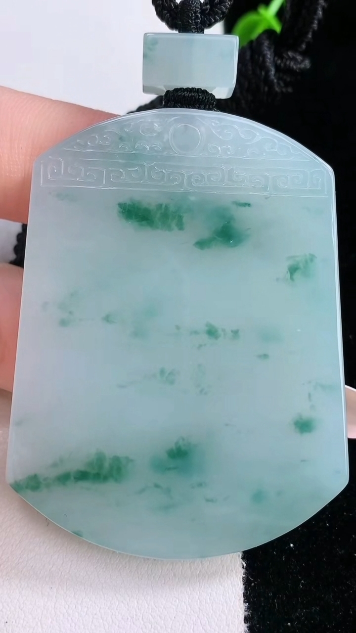 天然A货翡翠种飘花仿古无事牌吊坠，尺寸54.4-41.2-6，重量:43.51g
3月7日