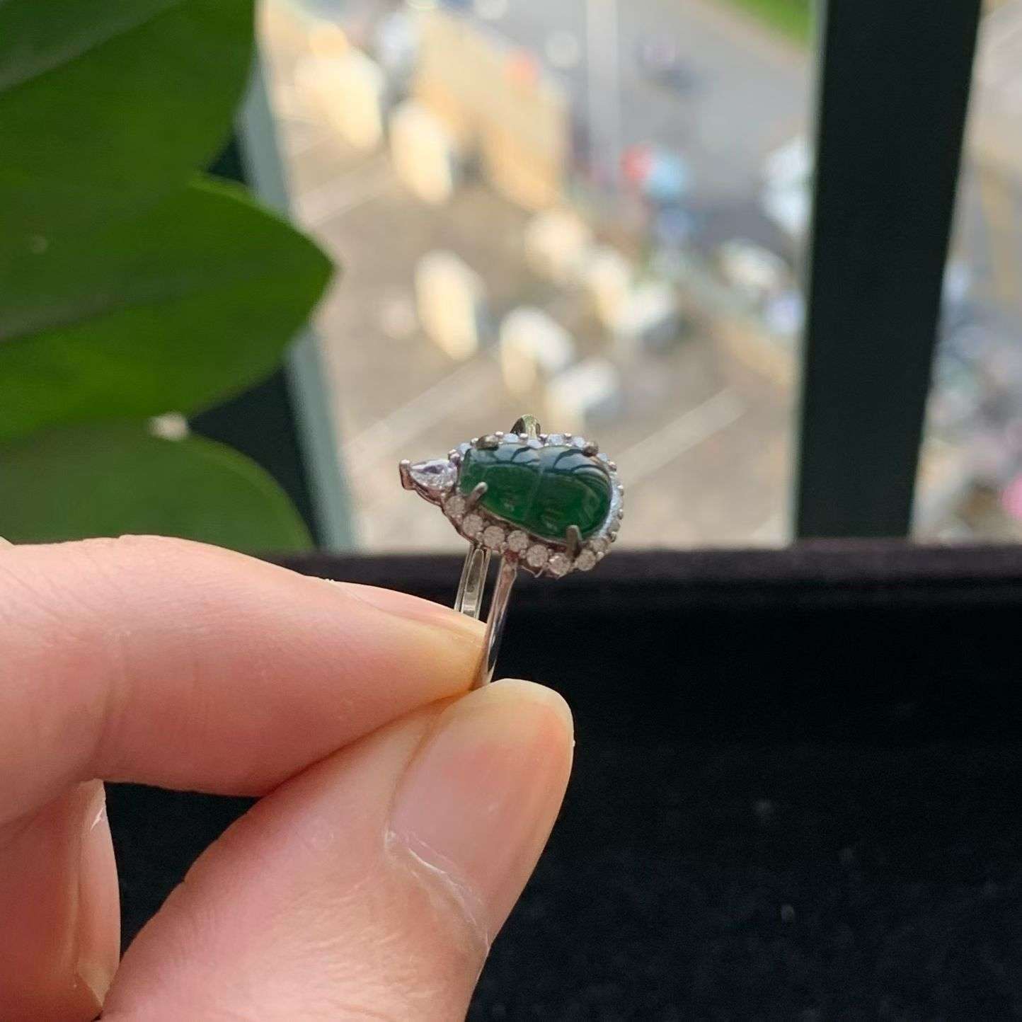 A货天然翡翠冰糯种935银活口满绿戒指重量吊坠1.81
3月7日