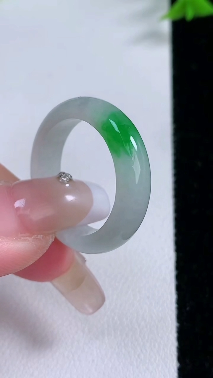 天然A货翡翠指环戒指，尺寸20.3-6-3.5，重量:4.89g2026年3月7日
工厂直销收藏佳品,种好水足，色泽均匀，有种有色，上手高大气！