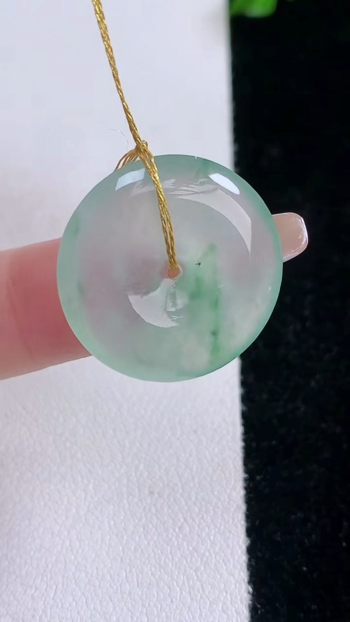 天然A货翡翠平安扣吊坠，尺寸22-4.4，重量:4.47g
3月7日