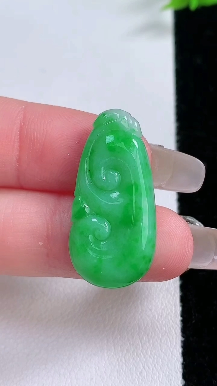 天然A货翡翠如意吊坠，尺寸28.8-14-3.5，重量:3.25g
3月7日