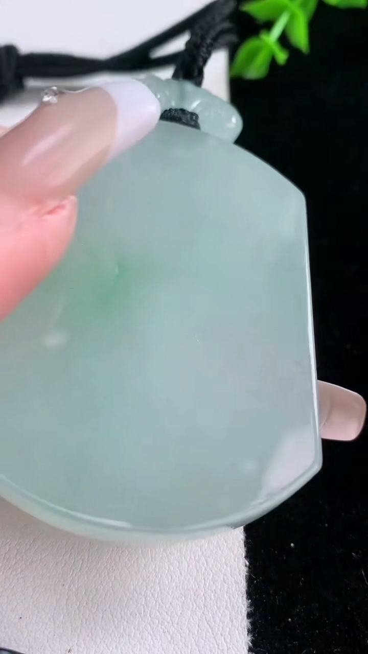 天然A货翡翠仿古无事牌吊坠，尺寸54.8-41.3-5.8，重量:44.11g
3月7日