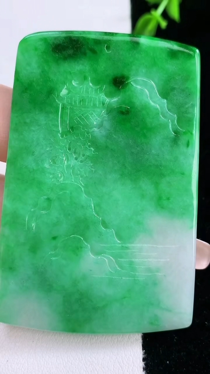 天然A货翡翠山水牌吊坠，尺寸63-40.2-3.4，重量:28.64g
3月7日