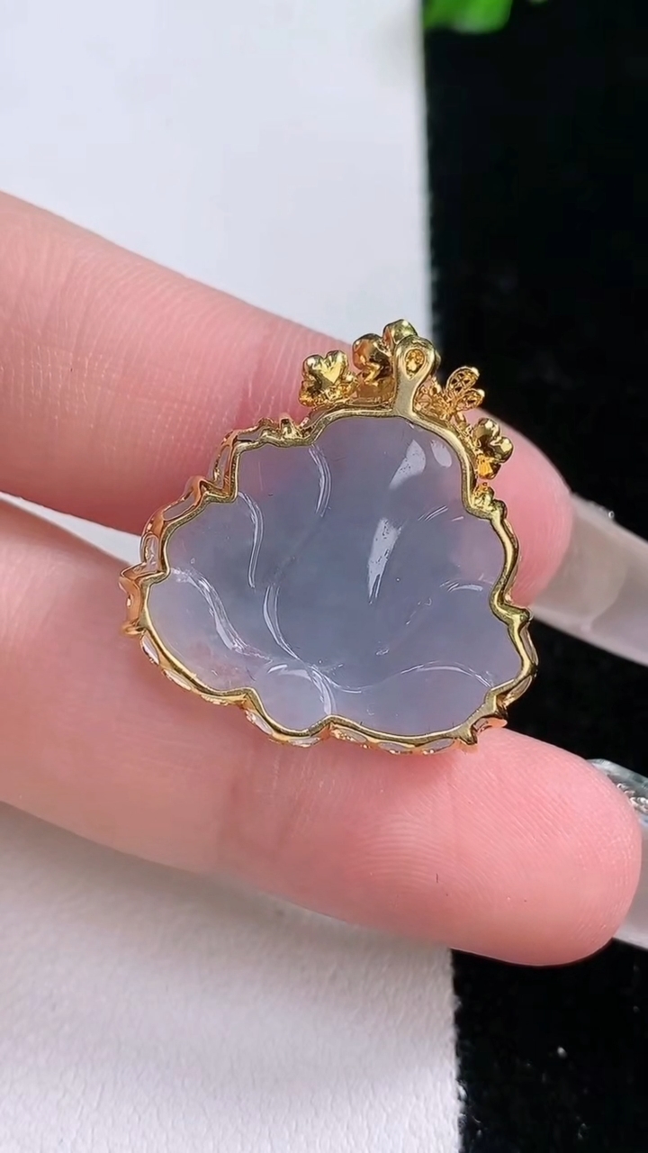 天然A货翡翠18K金紫罗兰和和美美 荷花吊坠，尺寸19-23.5-7.3，重量:4.09g
3月7日