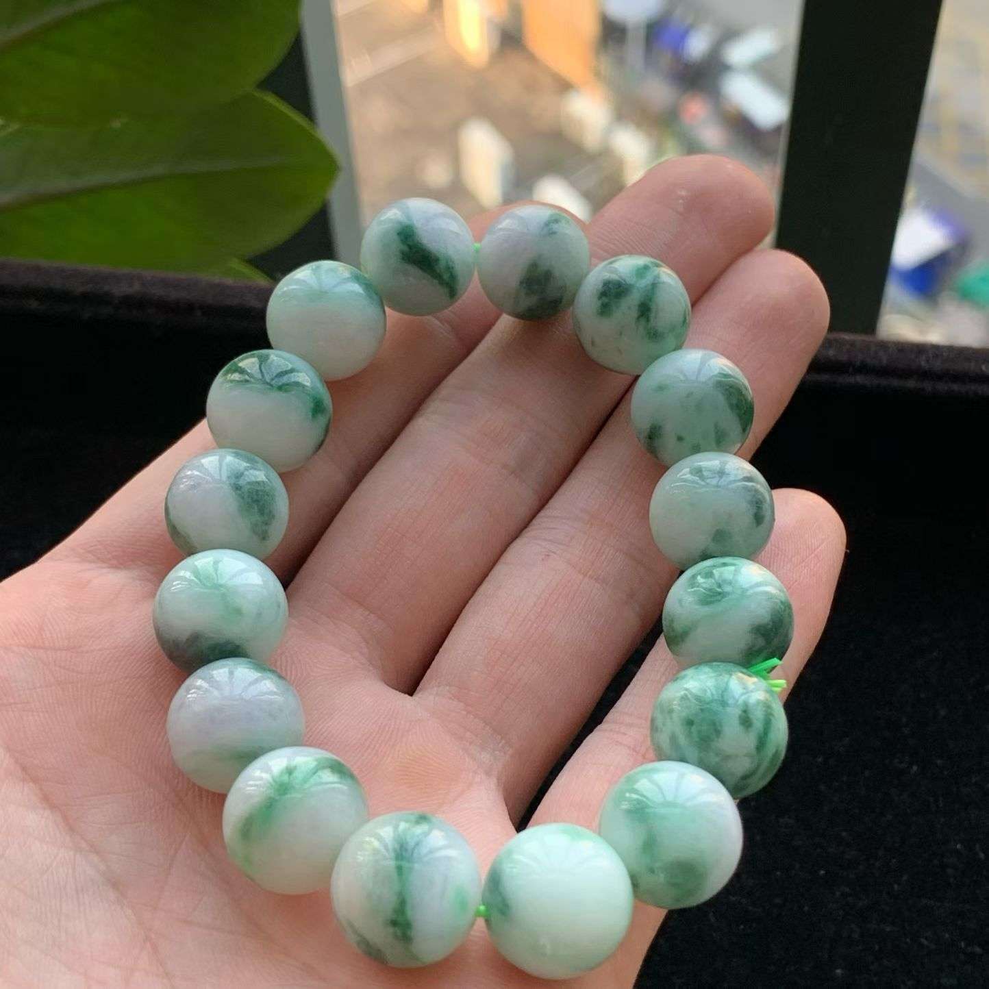 A货天然翡翠冰糯种飘花手串重量62.90
3月7日