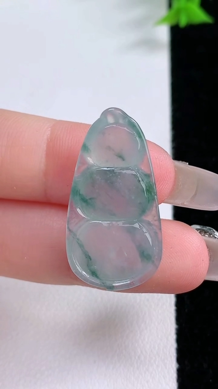 天然A货翡翠冰种飘花福豆吊坠，尺寸30-16-5.7，重量:4.59g
3月7日