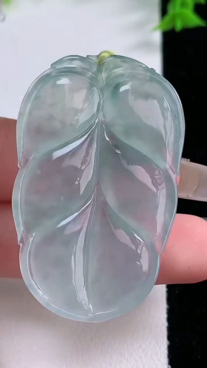 天然A货翡翠金枝玉叶 叶子吊坠，尺寸48-30.6-4.8，重量:15.28g
3月7日