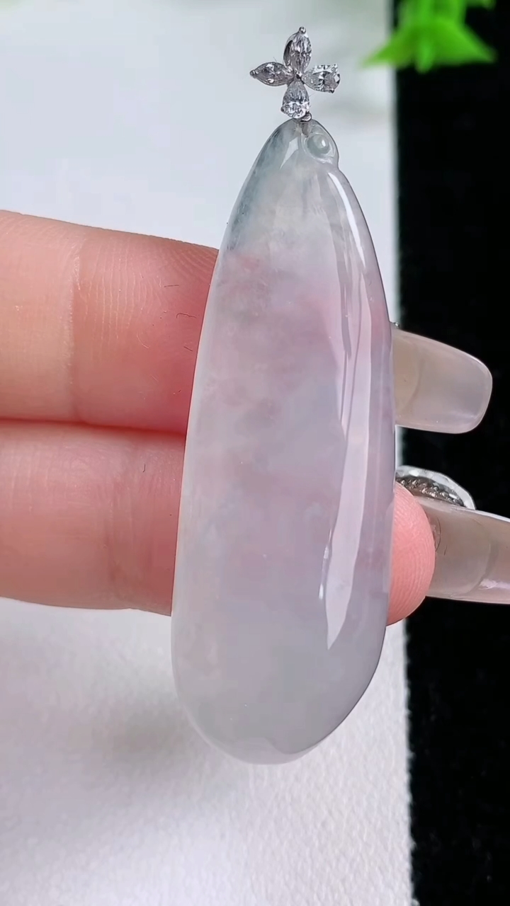 天然A货翡翠福瓜吊坠，尺寸46.2-15.6-7.3，重量:9.66g
3月7日