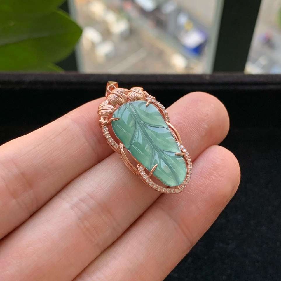 A货天然翡翠冰糯种925银满绿叶子吊坠重量2.84
3月7日