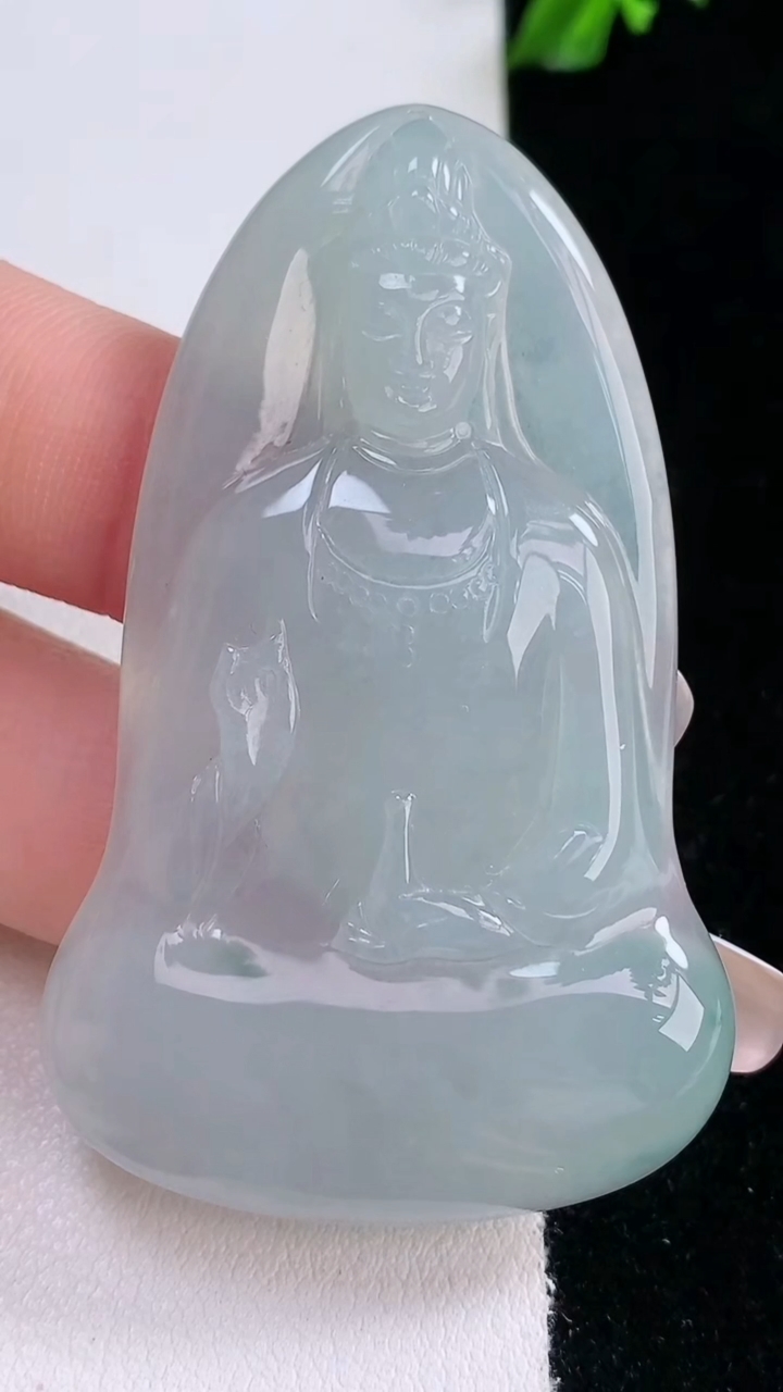 天然A货翡翠观音菩萨吊坠，尺寸57.2-35.7-5.5，重量:21.83g
3月7日