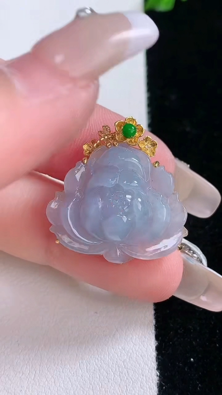 天然A货翡翠18K金紫罗兰和和美美 荷花吊坠，尺寸19-23.5-7.3，重量:4.09g
3月7日