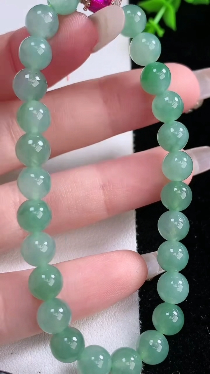 天然A货翡翠圆珠手串，尺寸7-26颗，重量:17.52g3月7日
工厂直销收藏佳品,种好水足，色泽均匀，有种有色，上手高大气！