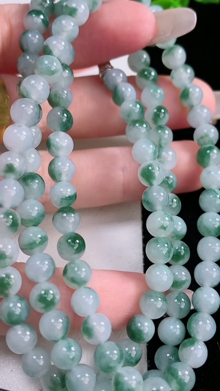 天然A货翡翠飘花圆珠项链，尺寸5.7-108颗，重量:41.00g3月7日
工厂直销收藏佳品,种好水足，色泽均匀，有种有色，上手高大气！