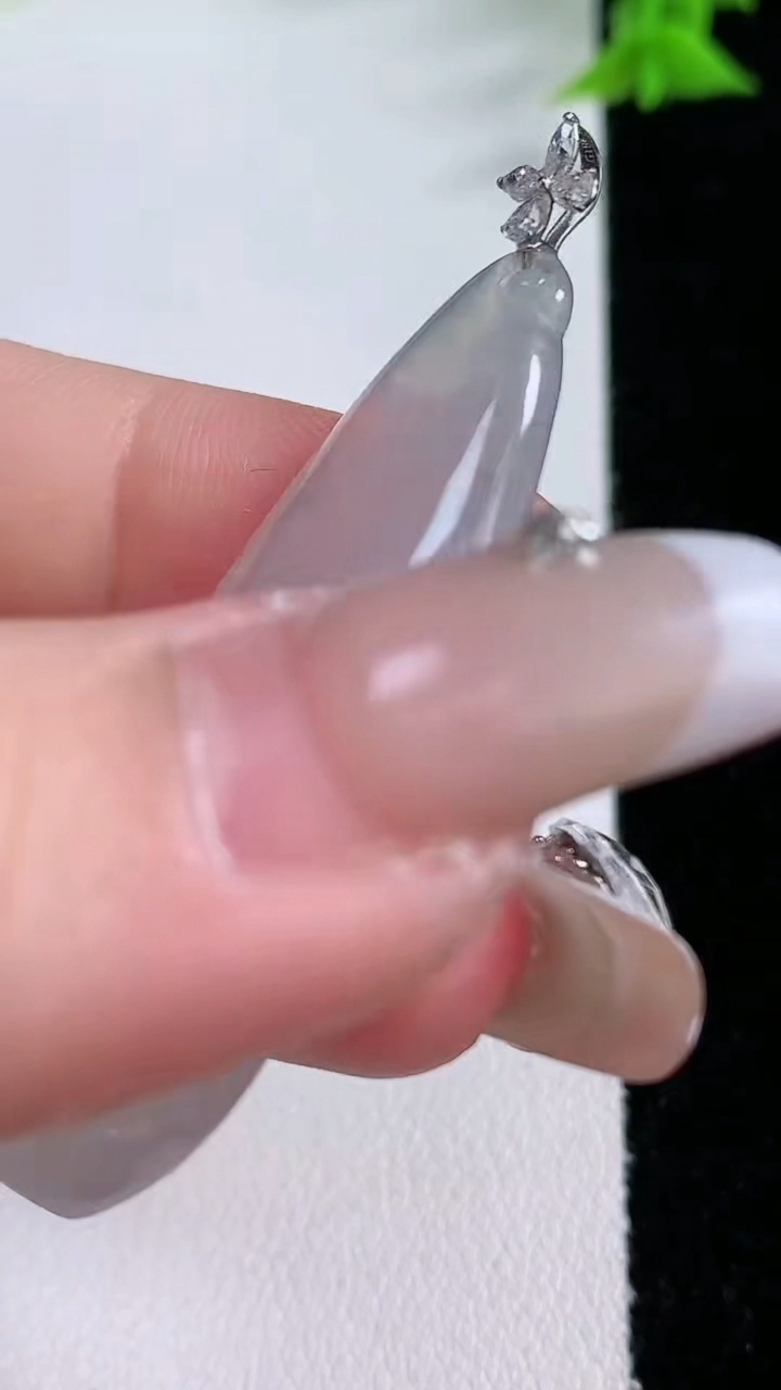 天然A货翡翠福瓜吊坠，尺寸46.2-15.6-7.3，重量:9.66g
3月7日