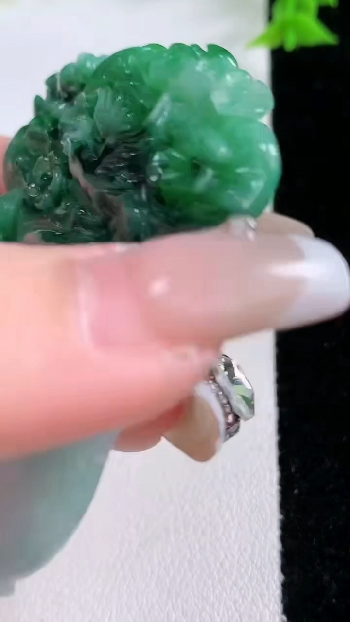 天然A货翡翠花瓶吊坠，尺寸62-43.8-7.7，重量:34.12g
3月7日