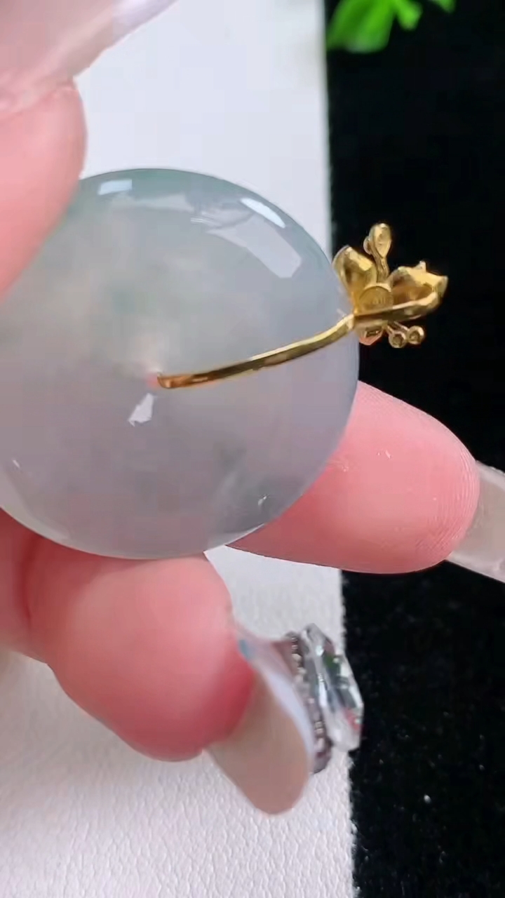 天然A货翡翠种飘花平安扣吊坠，尺寸27.3-5，重量:8.53g
3月7日