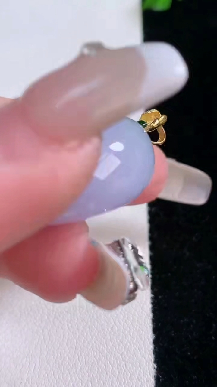 天然A货翡翠18K金紫罗兰路路通吊坠，尺寸25-12.2，重量:17.65g
3月7日