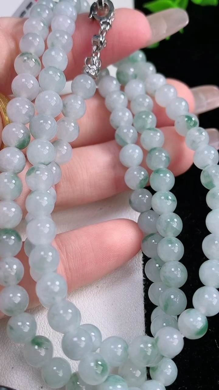 天然A货翡翠飘花圆珠项链，尺寸5.8-108颗，重量:39.13g3月7日
工厂直销收藏佳品,种好水足，色泽均匀，有种有色，上手高大气！