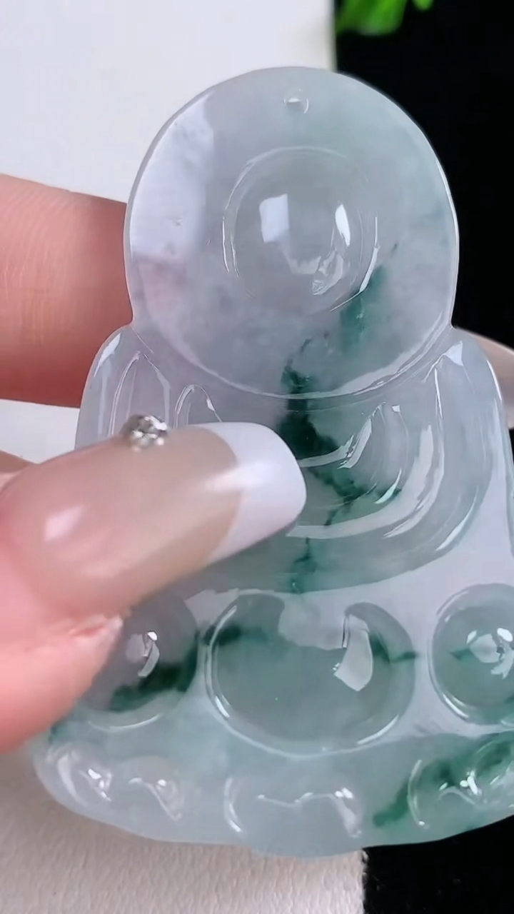 天然A货翡翠飘花观音菩萨吊坠，尺寸54-34.6-5.8，重量:18.67g
3月7日