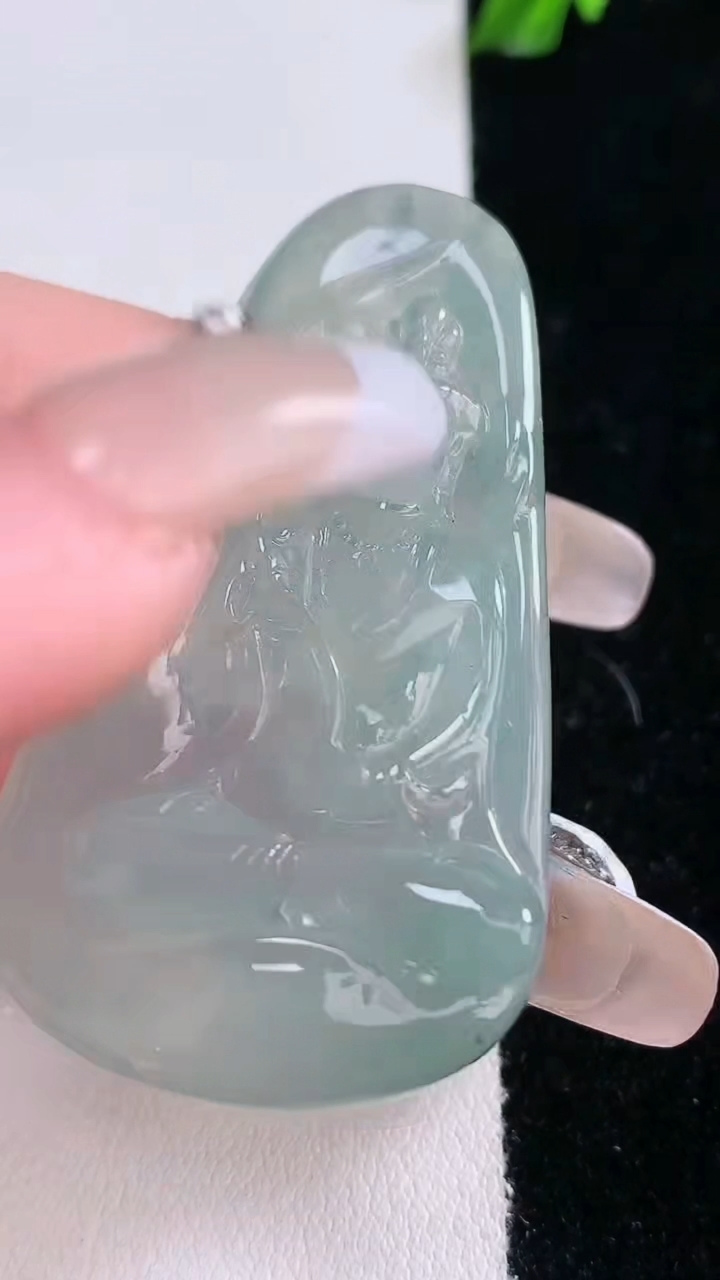 天然A货翡翠大势至菩萨吊坠，尺寸50.3-28.5-5.3，重量:16.54g
3月7日