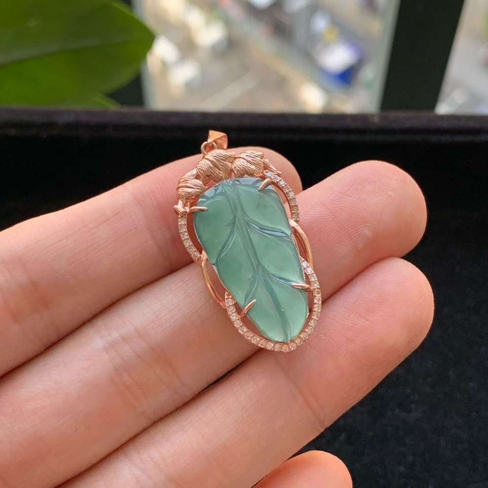 A货天然翡翠冰糯种925银满绿叶子吊坠重量2.84
3月7日