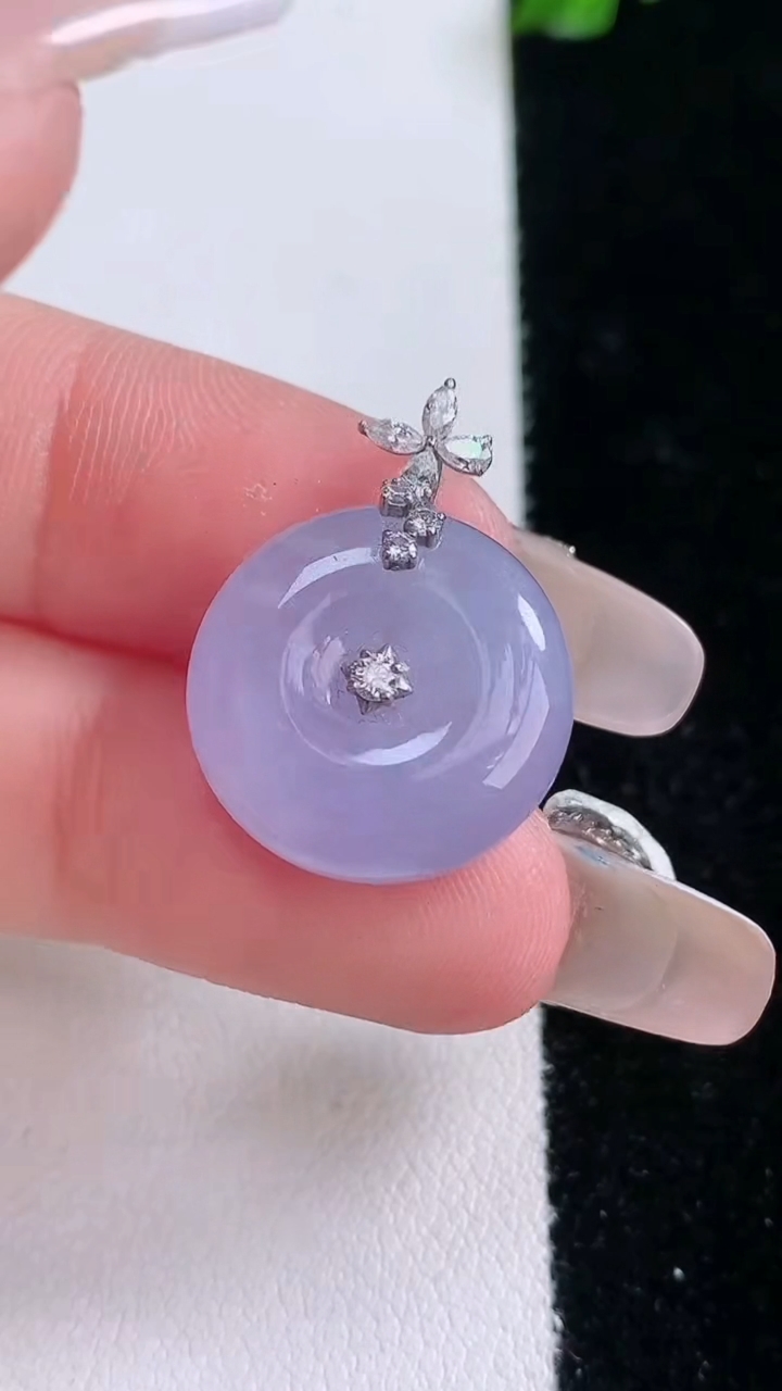 天然A货翡翠18K金紫罗兰平安扣吊坠，，尺寸17.3-5.6，重量:4.00g
3月7日