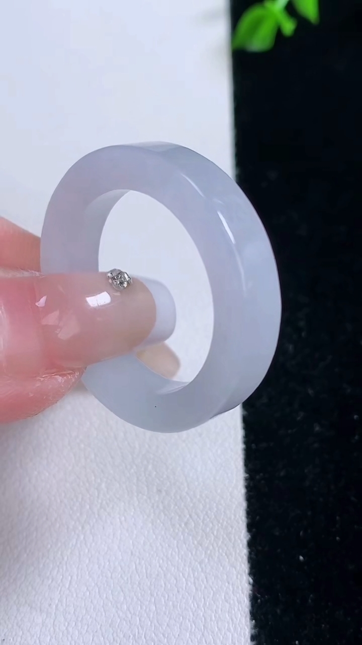 天然A货翡翠方形指环戒指，尺寸22.4-5.6-4，重量:7.35g2026年3月7日
工厂直销收藏佳品,种好水足，色泽均匀，有种有色，上手高大气！