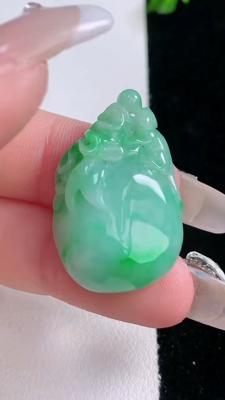 天然A货翡翠寿桃吊坠，尺寸31.2-19.5-10.3，重量:9.65g
3月7日