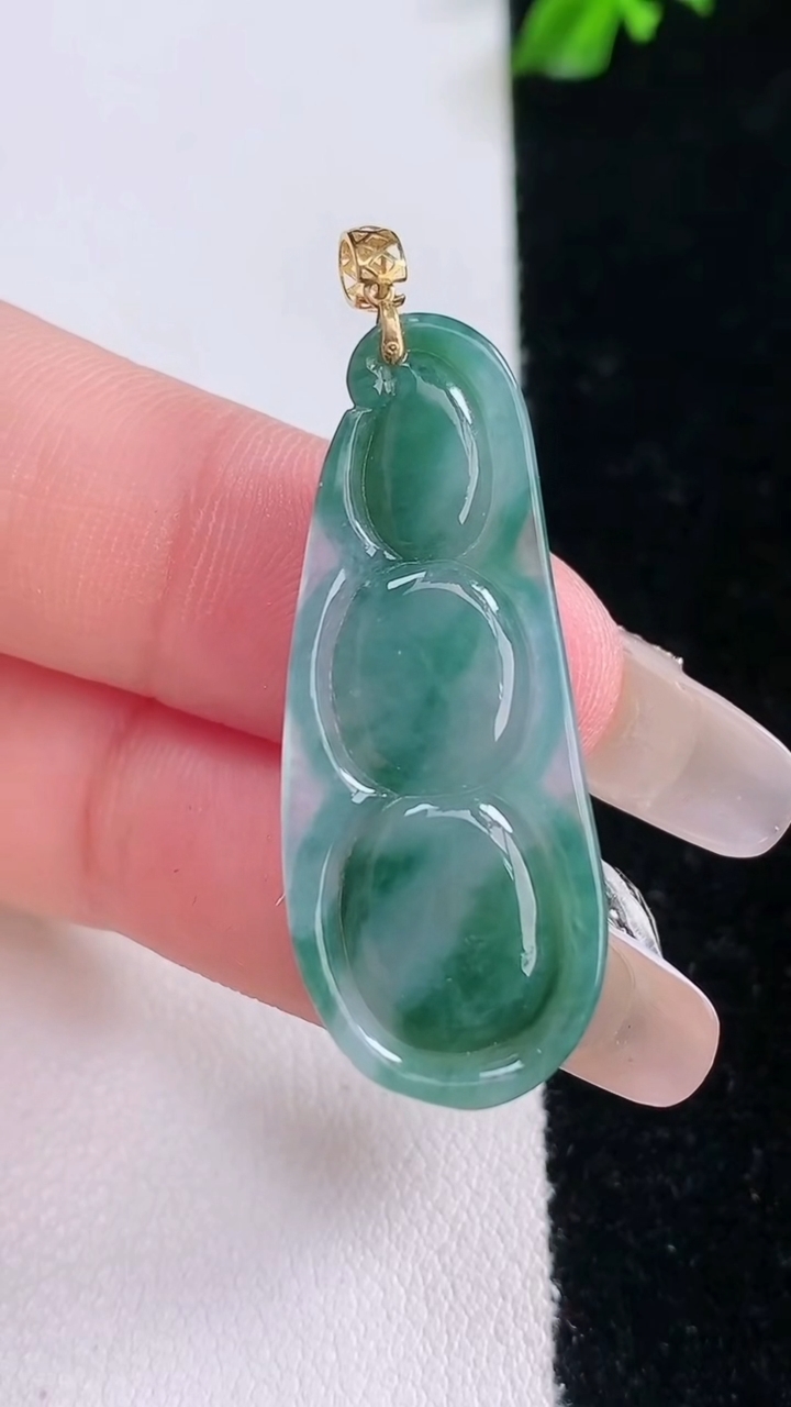 天然A货翡翠18K金飘花福豆吊坠，尺寸35.4-14-5.4，重量:4.72g
3月7日