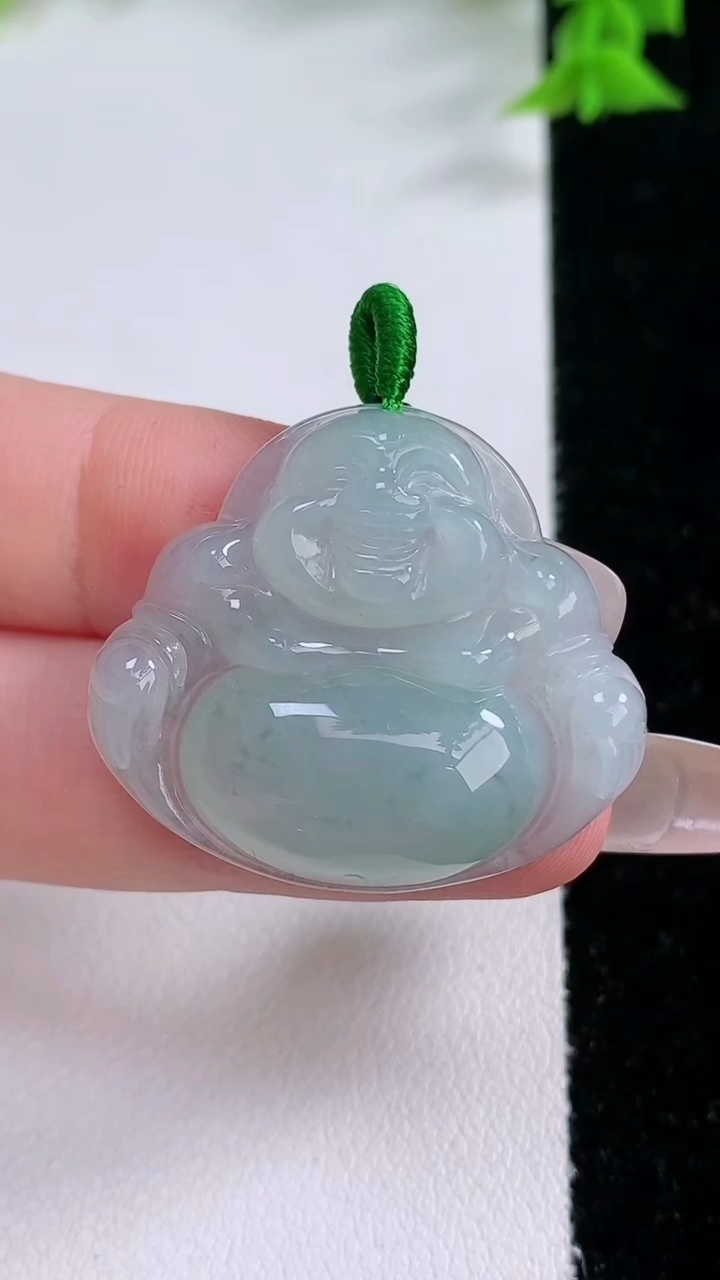 天然A货翡翠飘花佛公吊坠，尺寸27.7-31.8-6.5，重量:8.31g
3月7日