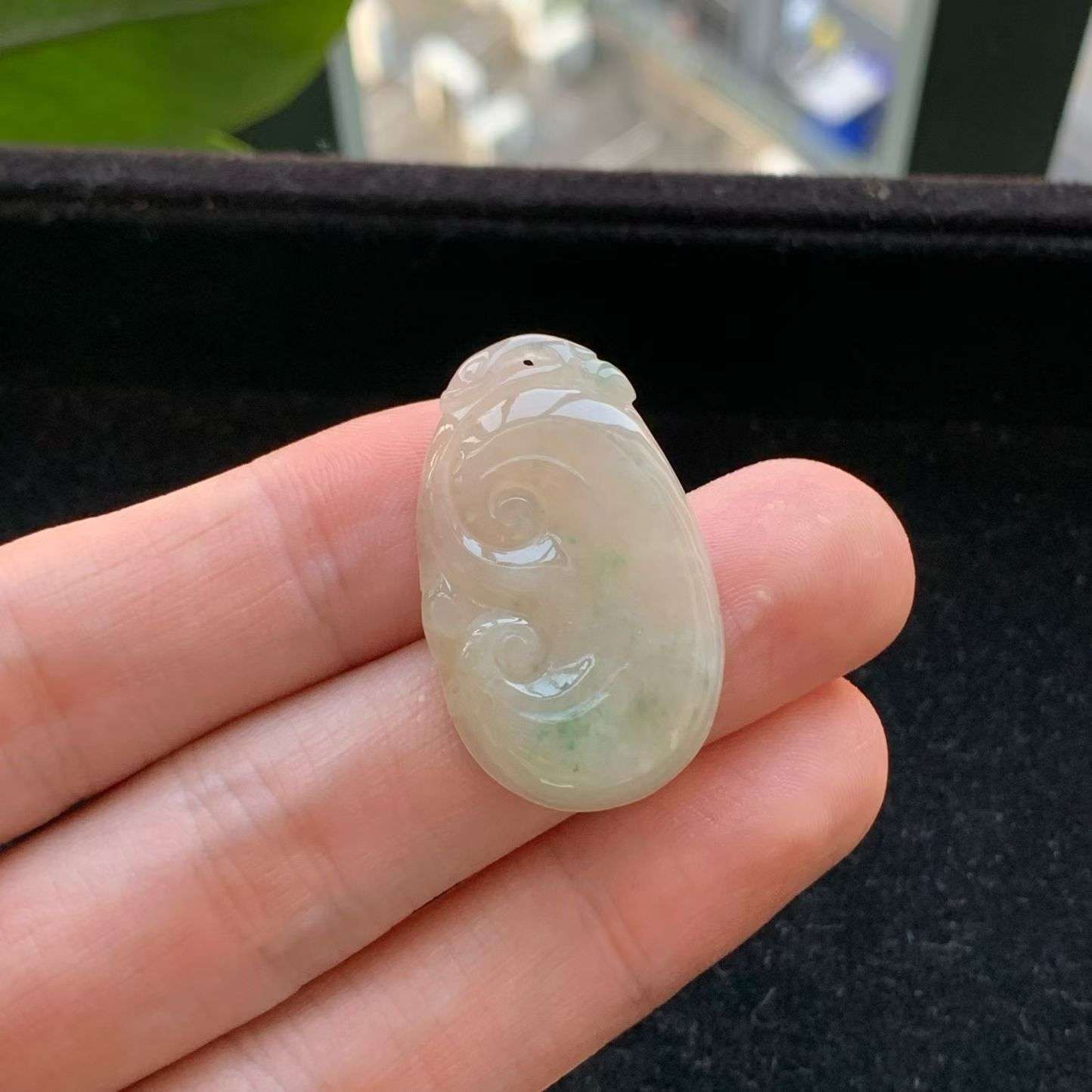 A货天然翡翠冰糯种飘绿如意吊坠重量4.60
3月7日