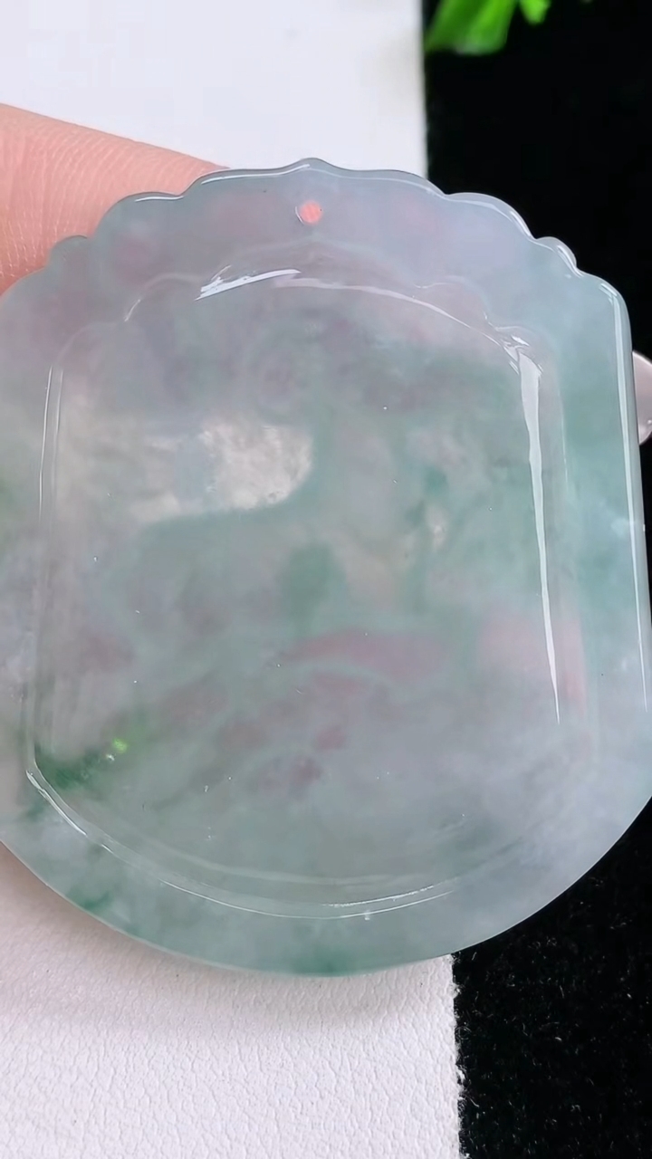 天然A货翡翠飘花生肖羊吊坠，尺寸49.7-43-5.7，重量:26.29g
3月7日