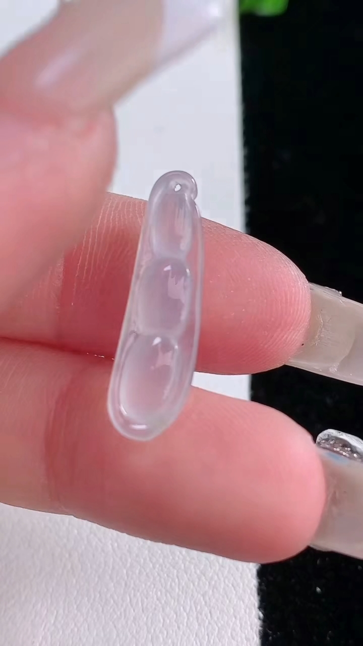 天然A货翡翠福豆吊坠，尺寸23.3-6.3-4.2，重量:1.06g
3月7日