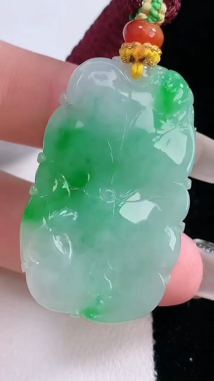 天然A货翡翠和和美美 荷叶鱼吊坠，尺寸40.5-23.2-8，重量:18.36g
3月7日