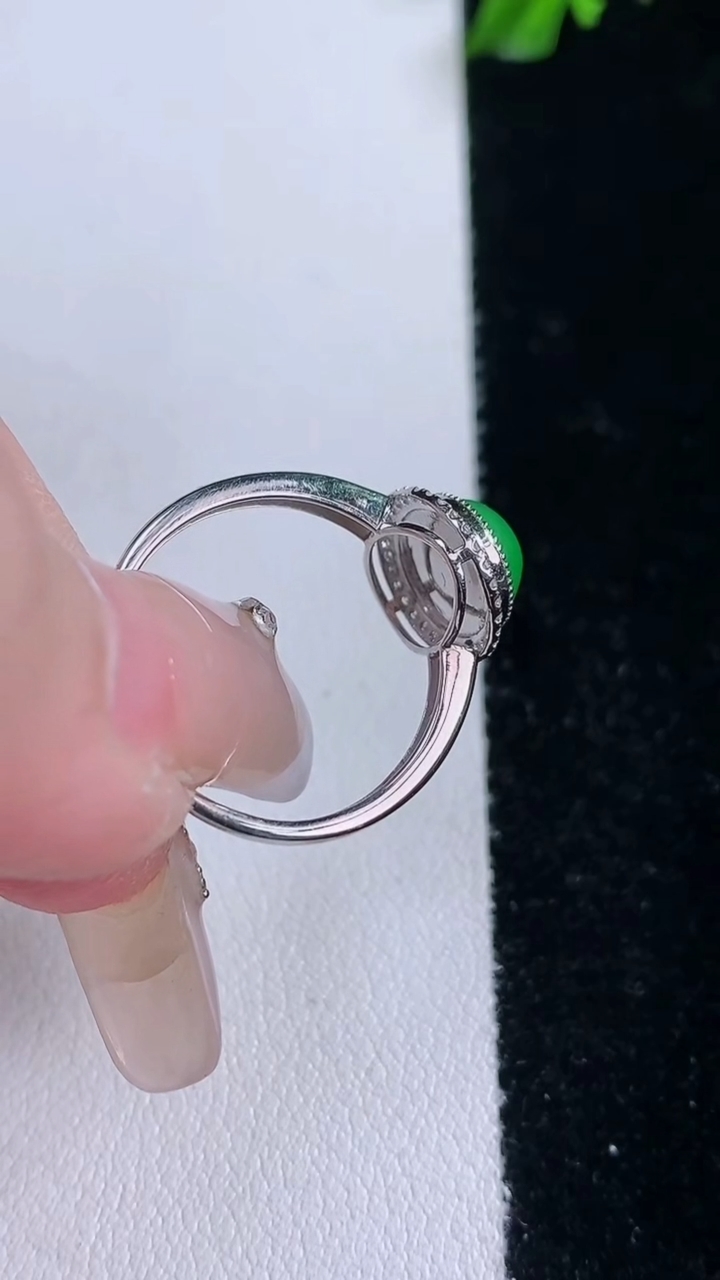 天然A货翡翠蛋面戒指，尺寸17-8.7-7.4-6，重量:2.13g2026年3月7日
工厂直销收藏佳品,种好水足，色泽均匀，有种有色，上手高大气！