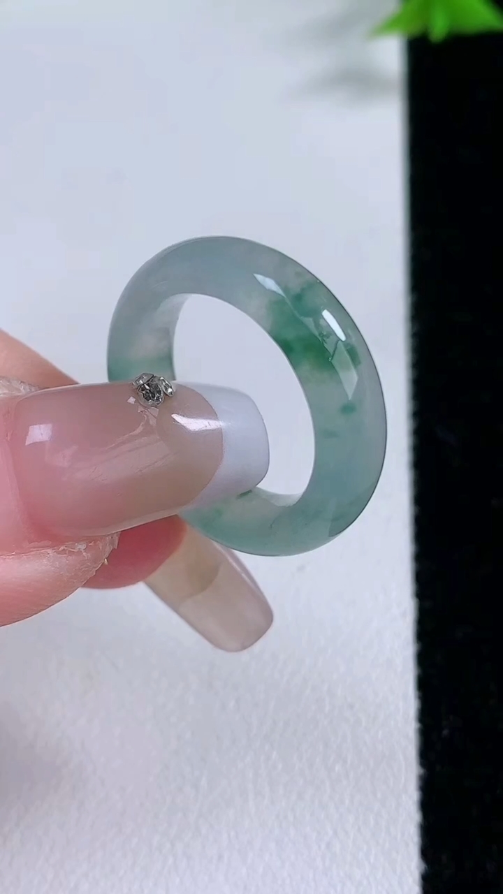 天然A货翡翠冰种飘花指环戒指，尺寸16-5.4-3.4，重量:3.72g2026年3月7日
工厂直销